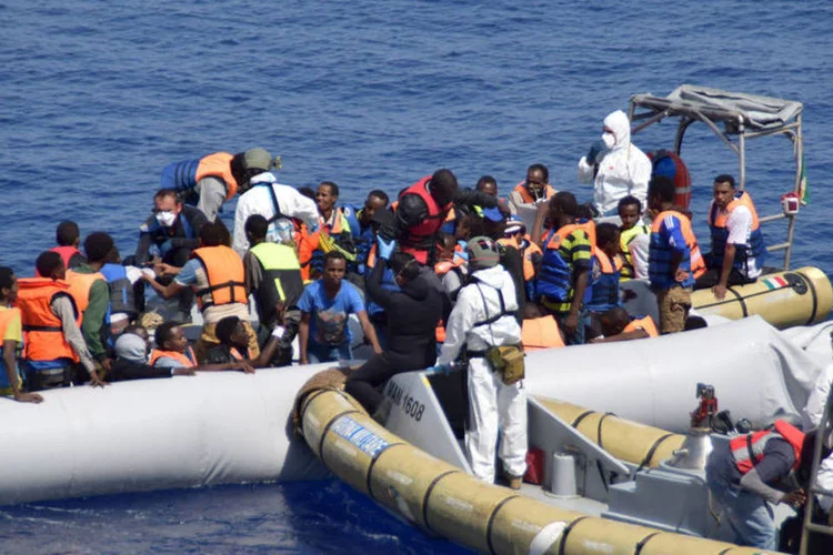 
	Resgate de migrantes pela Guarda Costeira italiana: primeiro-ministro da It&aacute;lia comunicou que neste ano 115.544 pessoas foram recuperadas no litoral italiano
 (Reuters / Italian Navy)