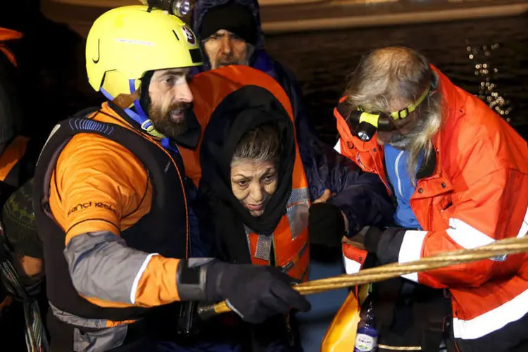 
	Refugiados: um dos sobreviventes chegou nadando at&eacute; a costa e avisou as equipes de salvamento
 (Giorgos Moutafis / Reuters)