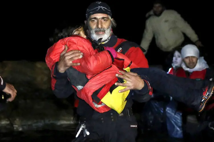 
	Refugiados: os sobreviventes foram levados a um hospital e est&atilde;o em estado de choque
 (Giorgos Moutafis / Reuters)