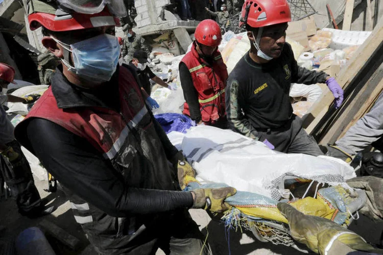 
	Terremoto: o Equador foi sacudido novamente na madrugada desta quarta-feira por um forte tremor, que provocou alarme entre as pessoas que participam do resgate
 (Henry Romero / Reuters)