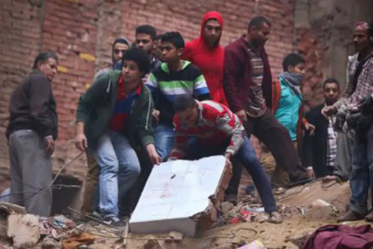 Egípcios tentam resgatar vítimas de escombros após desabamento (MOHAMED EL-SHAHED/AFP)
