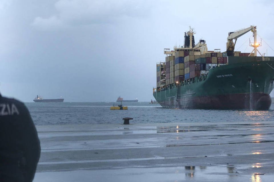 Condições do mar impedem transporte de destroços de ferry