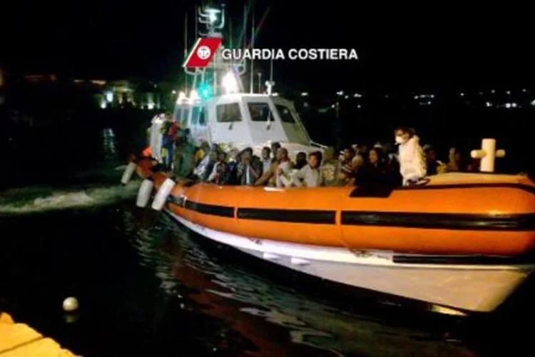 (Reprodução) Vídeo mostra a chegada de imigrantes ao porto italiano de Lampedusa no último dia 4 (AFP)