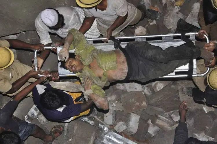 Homem é resgatado na Índia: um número indeterminado de pessoas continuam presas (Babu/Reuters)
