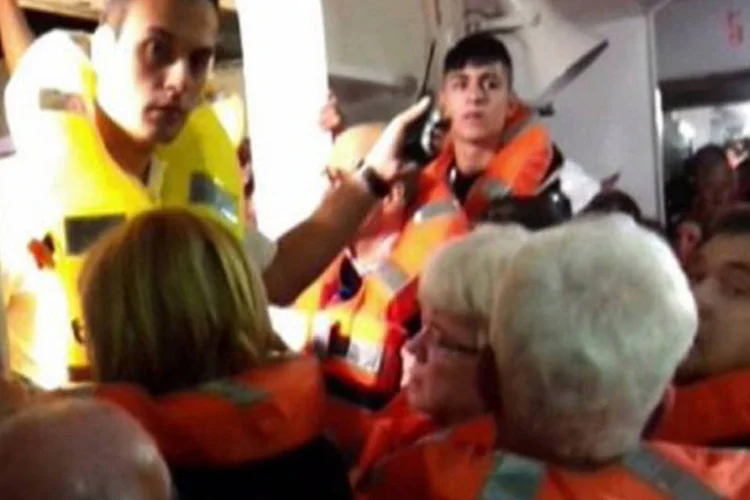 Por causa de fortes ondas causadas pela piora das condições meteorológicas, o navio está se movimentando, o que torna arriscado para os bombeiros o trabalho de resgate (Sky TV Italy)