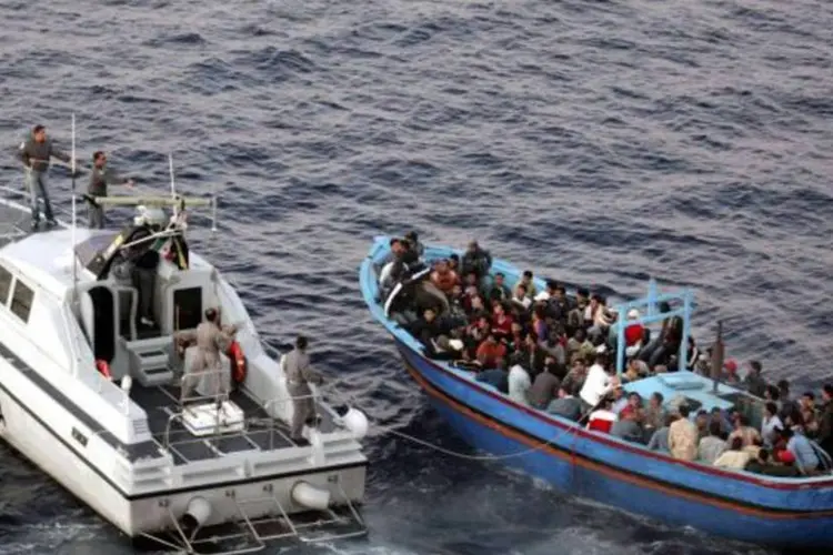 Imigrantes haviam pedido ajuda através de um telefone por satélite, segundo a imprensa italiana (Marco Di Lauro/Getty Images)