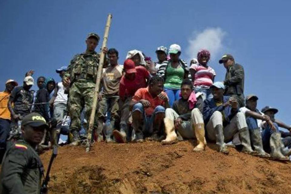 Equipes de resgate dizem estar perto de mineiros soterrados