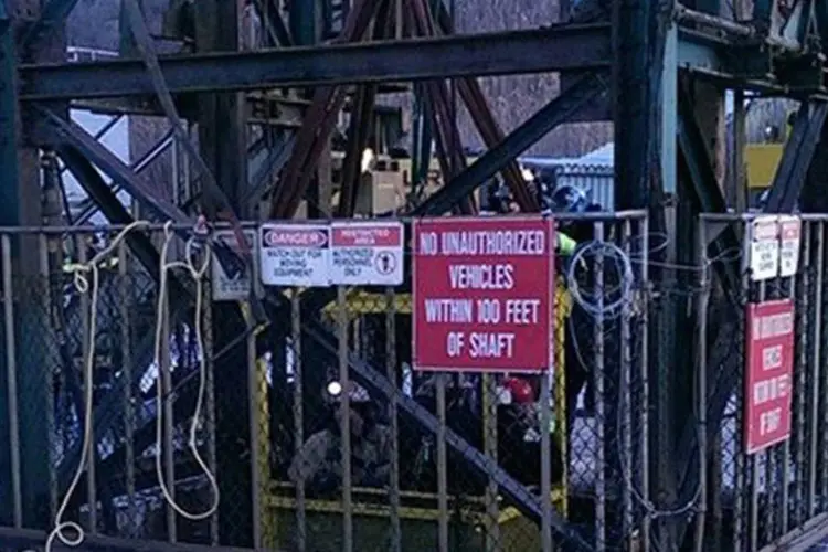
	Resgate: &quot;O elevador simplesmente parou no momento em que os mineiros estavam a caminho para come&ccedil;ar seus turnos&quot;
 (Ithaca Fire Department / Reuters)