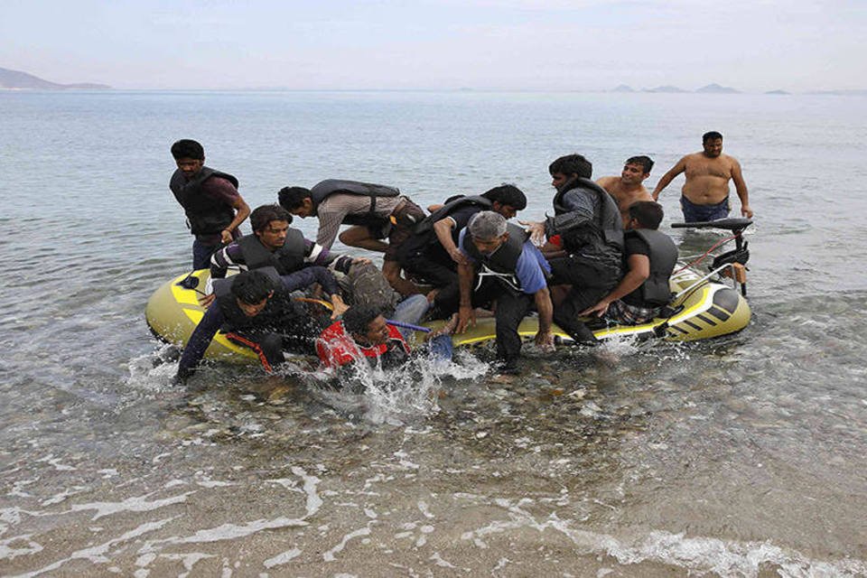 Naufrágio de bote com refugiados no Mediterrâneo mata 7