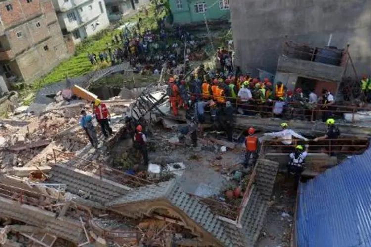 Equipes de resgate procuram sobreviventes em um prédio em Katmandu, Nepal (PRAKASH MATHEMA/AFP)