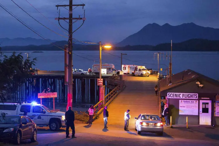 
	Resgate procura por v&iacute;tima de naufr&aacute;gio no Canad&aacute;: v&aacute;rias outras embarca&ccedil;&otilde;es da guarda costeira estavam envolvidas na busca pela acidentada costa oeste da Ilha de Vancouver
 (Reuters / Adam Chilton)