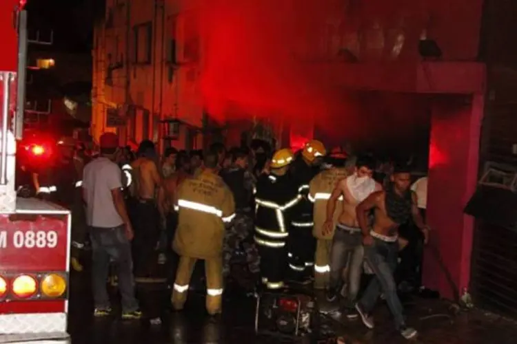 
	Bombeiros inc&ecirc;ndio em Santa Maria, na trag&eacute;ia que matou 242 pessoas em janeiro de 2013
 (Agência Brasil)