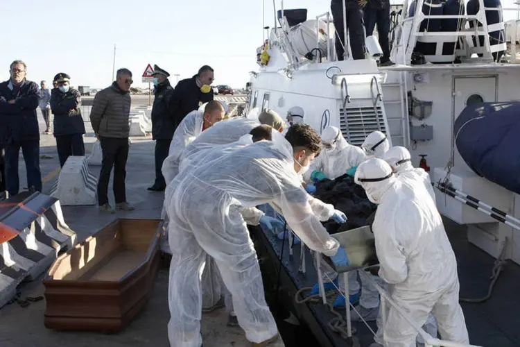 Resgate no canal da Sicília: mortos aparentemente sucumbiram vítimas de hipotermia e desidratação em um dos três barcos encontrados na quinta-feira (Antonio Parrinello/Reuters)