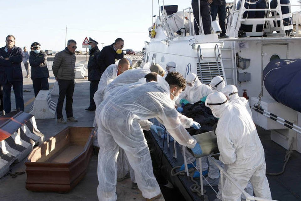 Marinha italiana resgata 278 imigrantes no Canal da Sicília