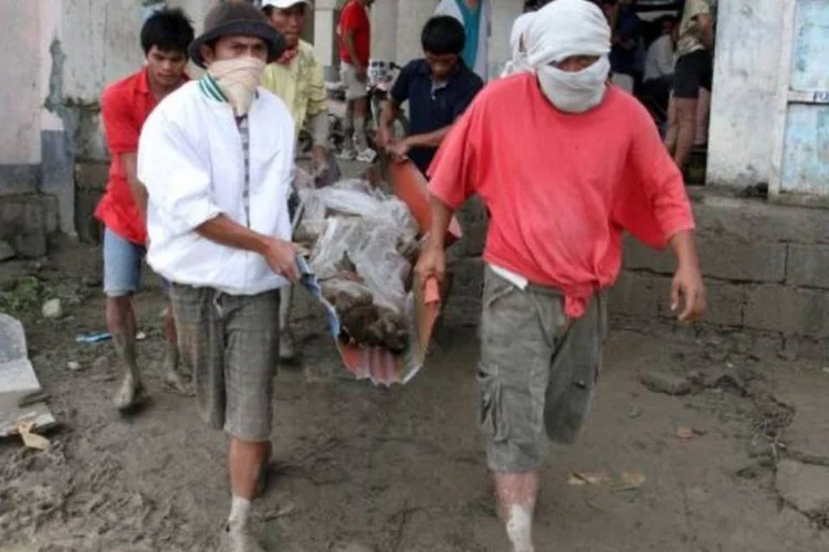 Resgate de sobreviventes do tufão Bopha, que afetou as Filipinas (Reuters)
