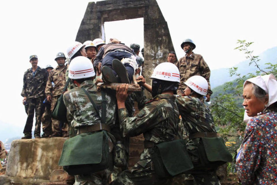 Número de mortos em terremoto na China sobe para 398