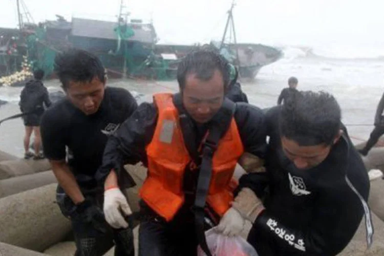 
	A guarda costeira sul-coreana resgata trabalhadores de um pesqueiro chin&ecirc;s: cinco pescadores est&atilde;o entre as v&iacute;timas
 (Dong-A Ilbo/AFP)