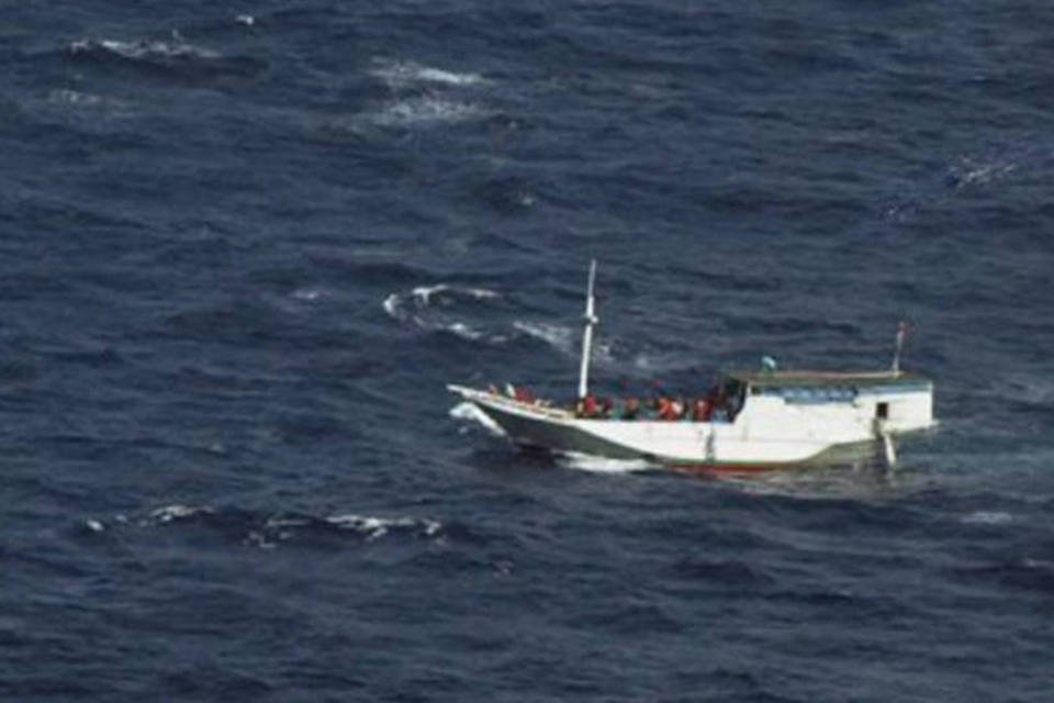 Austrália resgata 45 de naufrágio de barco com 150 migrantes