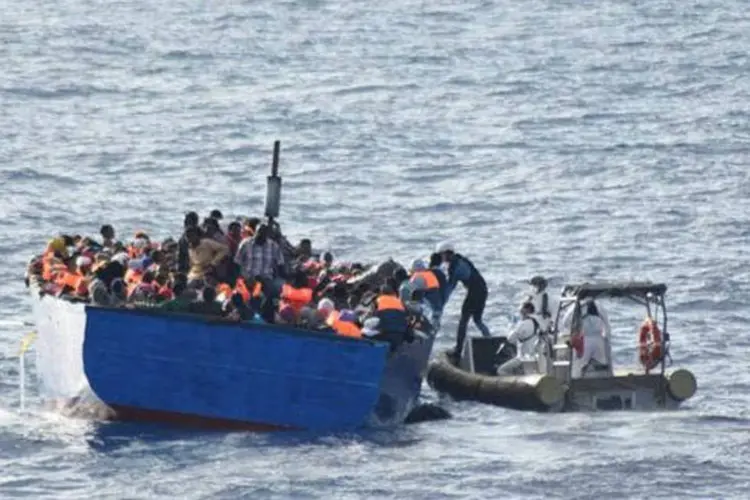 
	Migrantes: &quot;ao menos 3 mil foram resgatados nesta ter&ccedil;a-feira em 30 opera&ccedil;&otilde;es de resgate coordenadas pela Guarda Costeira&quot;, revelou a institui&ccedil;&atilde;o
 (Marina Militare/Handout/Reuters)