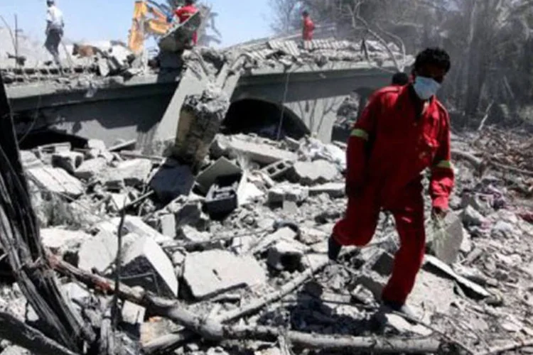 Equipes de resgate em meio a destroços na Líbia: segundo a BBC há corpos de homens, mulheres e crianças no hospital (Mahmud Turkia/AFP)