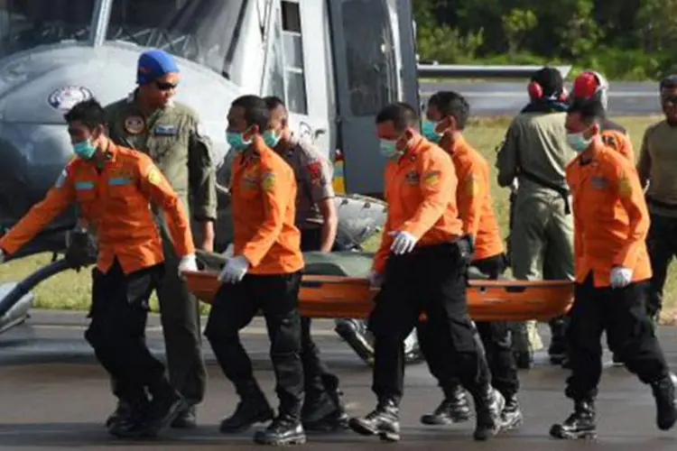 
	Equipe de busca e resgate indon&eacute;sia carrega corpo de v&iacute;tima de avi&atilde;o: 30 corpos foram encontrados
 (Adek Berry/AFP)