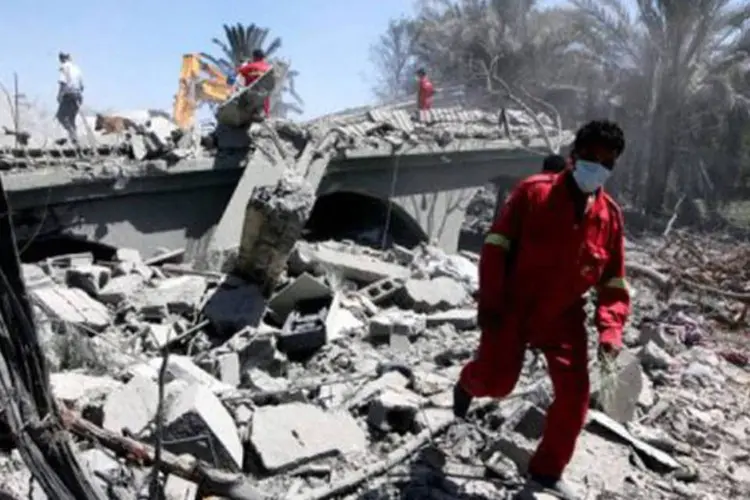 Equipes de resgate em meio a destroços em Sorman: 15 civis morreram no ataque, segundo o governo líbio (Mahmud Turkia/AFP)