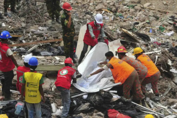 
	Equipes de resgate retiram corpos de v&iacute;timas de escombros de desabamento que matou centenas de pessoas em Bangladesh: 1.127 pessoas morreram
 (REUTERS/Khurshed Rinku)