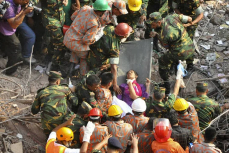 
	Jovem de 18 anos &eacute; resgatada de escombros de desabamento de edif&iacute;cio em Bangladesh 
 (REUTERS/Sohel Ahmed)