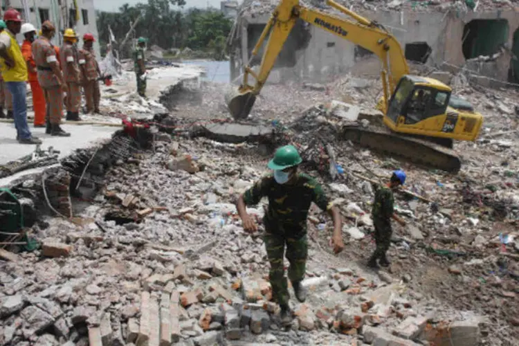 Equipes de resgate procuram vítimas em escombros do prédio que desabou em Bangladesh (REUTERS/Andrew Biraj)