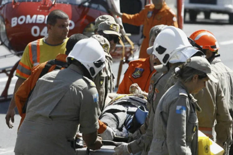 
	Equipe de resgate socorre v&iacute;tima do acidente que derrubou uma passarela na Linha Amarela, no Rio de Janeiro: cinco pessoas morreram
 (REUTERS/O DIA/Alexandre Viera)