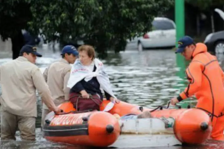 Chuvas: mais de 2.500 pessoas desalojadas ou desabrigadas estão sendo mantidas em 20 abrigos de emergência na Argentina. (AFP/La Plata)