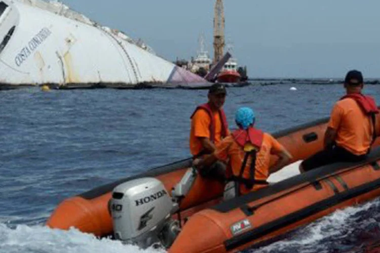 Equipe de resgate do Costa Concordia: além de ser um grande desafio de engenharia, o resgate tem um alto risco ambiental por ser realizado em uma área protegida (©AFP / Vincenzo Pinto)