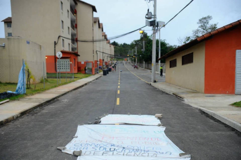 Desocupação de conjunto invadido é adiada no Rio