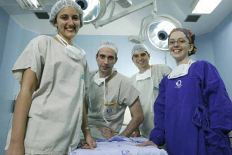 Residentes do Hospital das Clínicas da USP: proposta do governo é de aumento da bolsa em 20% a partir de janeiro de 2011 (Mario Rodrigues/Veja São Paulo)