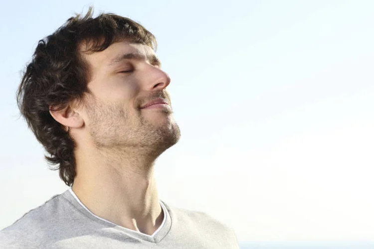 
	Homem respirando: sistema utiliza osciladores eletr&ocirc;nicos de quartzo cujos eletrodos s&atilde;o recobertos com membranas especiais
 (thinkstock)