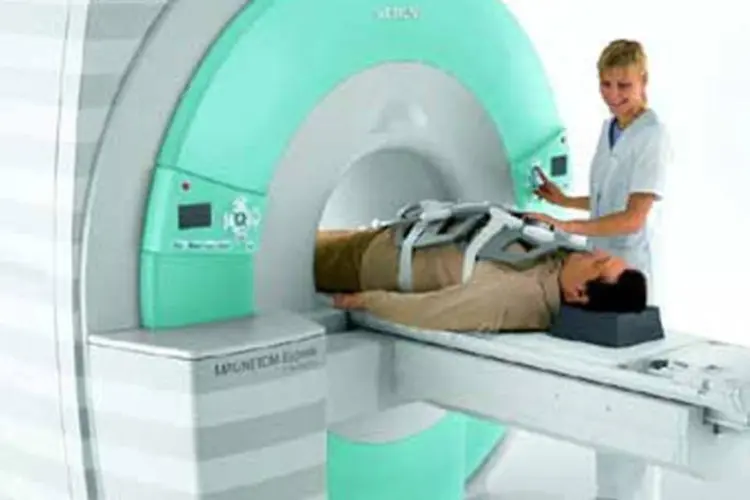 As máquinas de ressonância magnética são fundamentais para detectar sintomas iniciais de câncer e outras anomalias (EXAME.com)