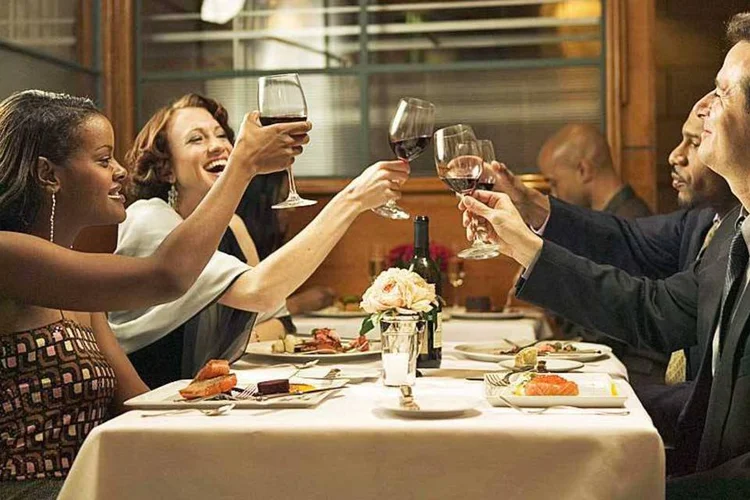 
	Amizades sinceras e limitadas: o n&uacute;mero m&aacute;ximo de pessoas com as quais n&oacute;s podemos ter rela&ccedil;&otilde;es sinceras e fortes gira em torno de 150 pessoas
 (Jupiterimages/Thinkstock)