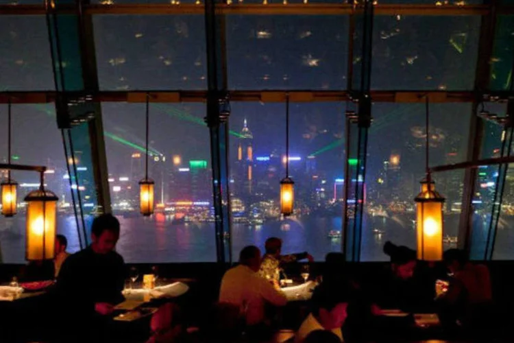 O salão a 100 metros de altura, de onde se vê o show de luzes na baía de Hong Kong (Ucha Aratangy/Alfa)
