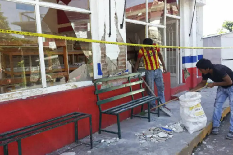
	Mexicanos limpam fachada de restaurante destru&iacute;da por terremoto
 (Juan Manuel Blanco/Reuters)