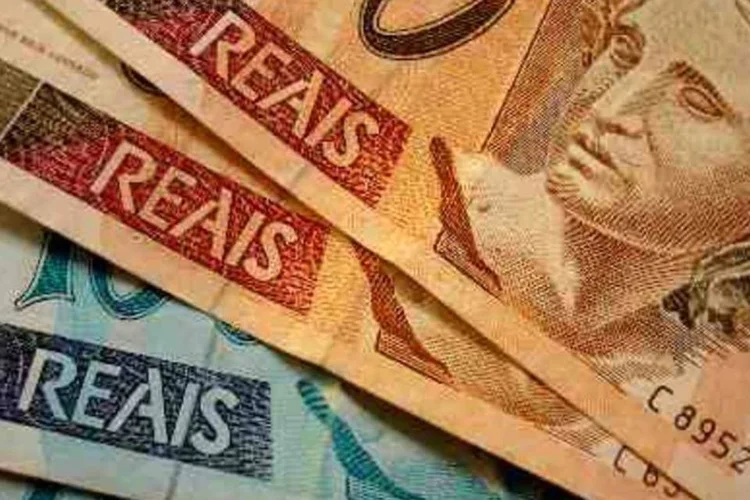 Dinheiro na mão com antecipação do IR ou 13º: praticidade e baixas taxas de juros