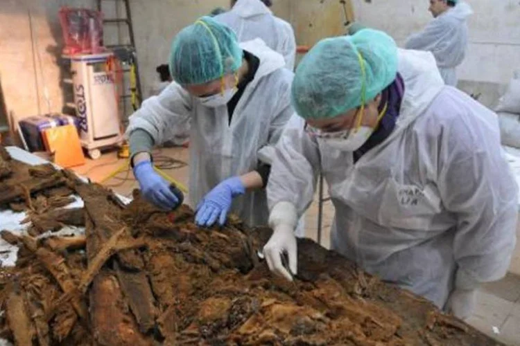 
	Na busca surgiram restos muito decompostos associados ao escritor de Dom Quixote, sua esposa (Catalina) e &agrave;s primeiras pessoas enterradas na igreja primitiva
 (HO/AFP)