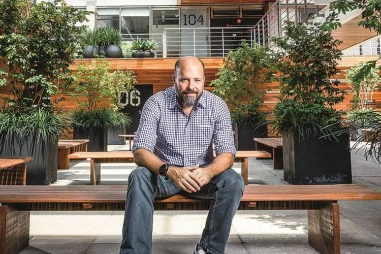 Otávio Zarvos no escritório de sua incorporadora: preocupação em criar ambientes de trabalho agradáveis (Omar Paixão)