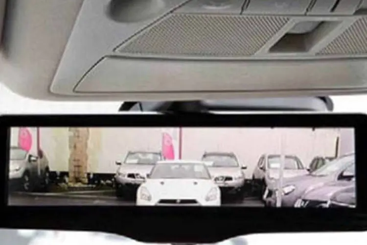 
	Espelho retrovisor intelig&ecirc;nte de LCD da Nissan:&nbsp;tela atua em conjunto com uma c&acirc;mera de alta resolu&ccedil;&atilde;o instalada na parte de tr&aacute;s do ve&iacute;culo
 (Divulgação/Nissan)
