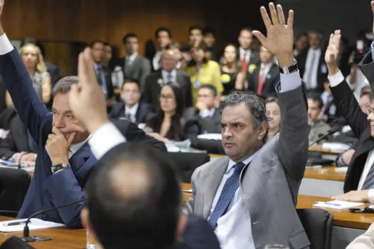 Sob protestos da oposição, a Comissão de Constituição, Justiça e Cidadania (CCJ) aprovou relatório do senador Romero Jucá (PMDB-RR) favorável a uma CPI da Petrobras ampla (Lia de Paula/Agência Senado)
