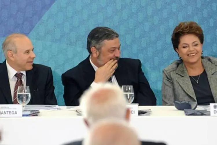 A presidente Dilma com os ministros Mantega e Palocci participa da reunião do CDES (Wilson Dias/ABr)