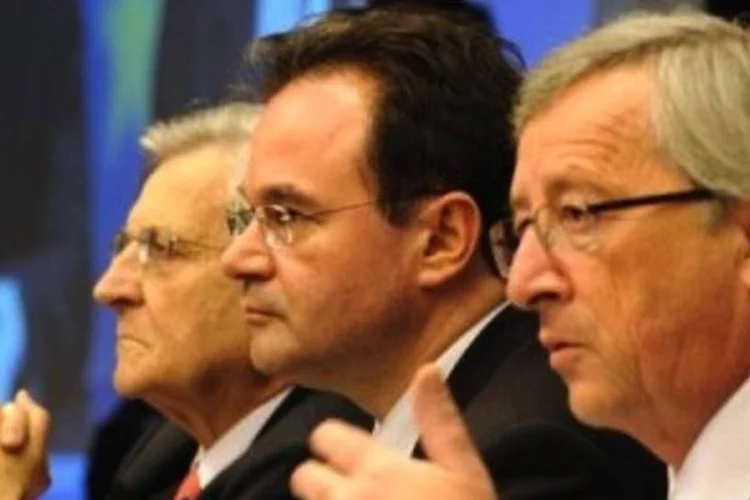 Giorgos Papakonstantinou (C), ministro das Finanças grego, entre Jean-Claude Juncker (D) e Jean-Claude Triche (.)