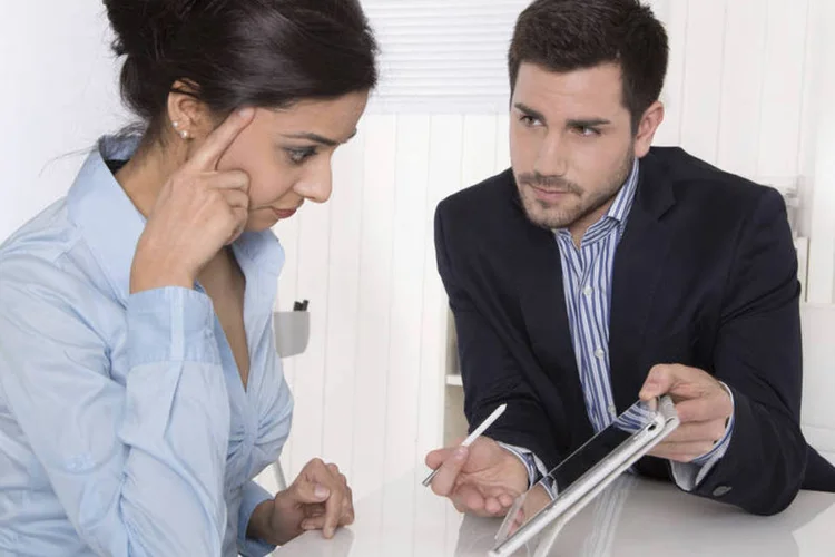 "Com licença" é uma das formas mais comuns de interromper alguém (Thinkstock)