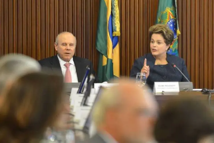 
	Presidente Dilma Rousseff durante uma reuni&atilde;o com o ministro Guido Mantega
 (Fabio Rodrigues Pozzebom/Agência Brasil)