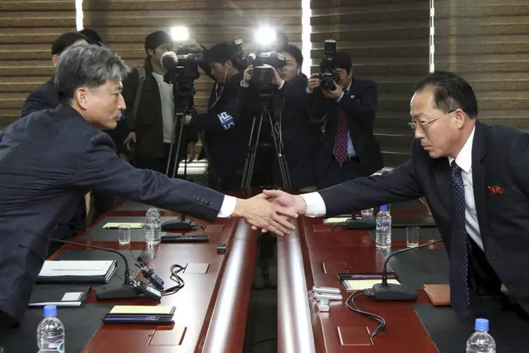 
	Diplomacia: reuni&atilde;o deve acabar s&oacute; de madrugada, nenhum detalhe do conte&uacute;do foi revelado at&eacute; agora
 (Korea Pool / Reuters)