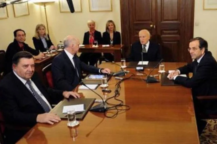 Papoulias (c) se reunirá amanhã com os líderes políticos para debater a nomeação de um premiê e um Executivo de transição que dirija o país até as novas eleições.  (Aris Messinis/AFP)